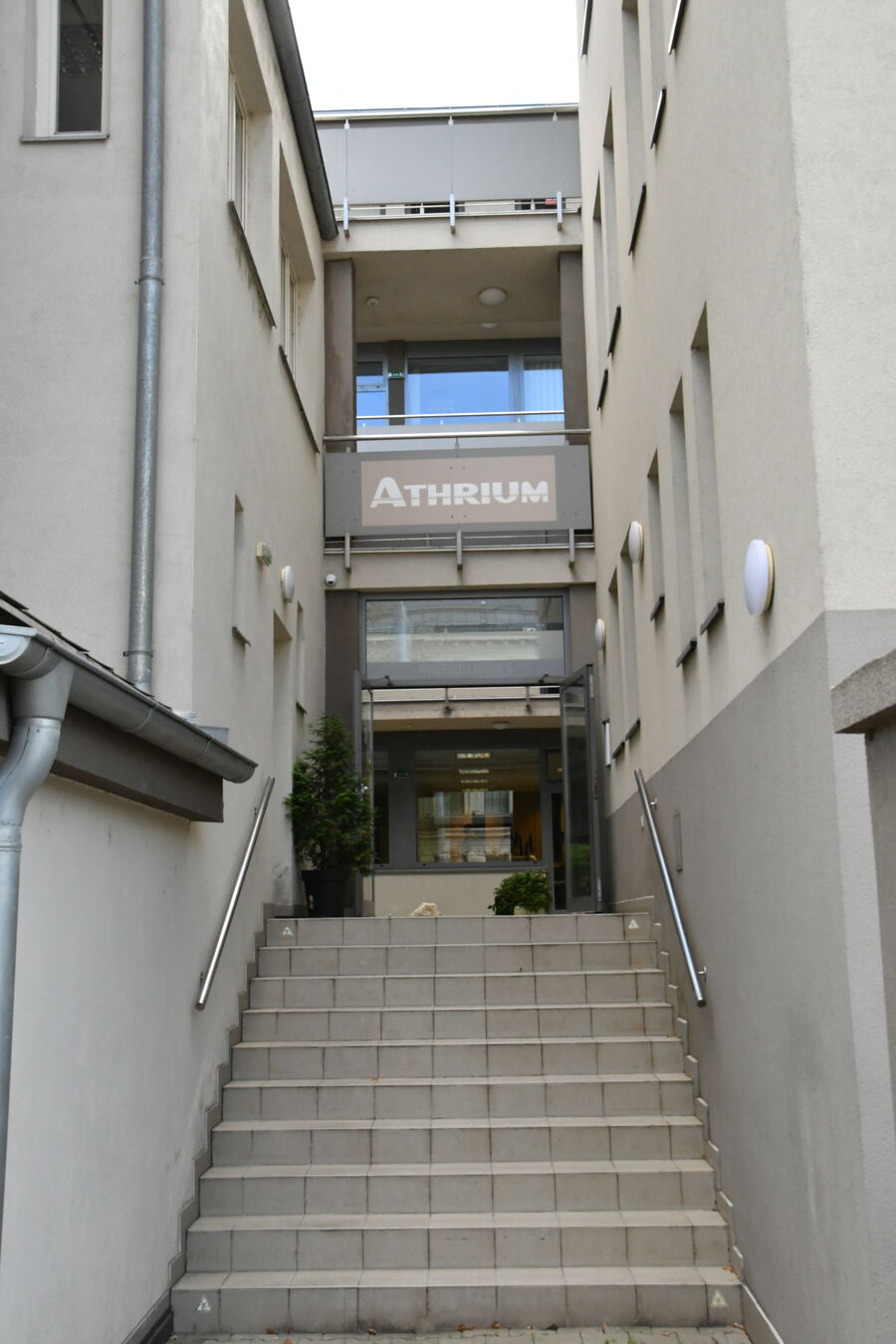 Vstup do budovy Athrium