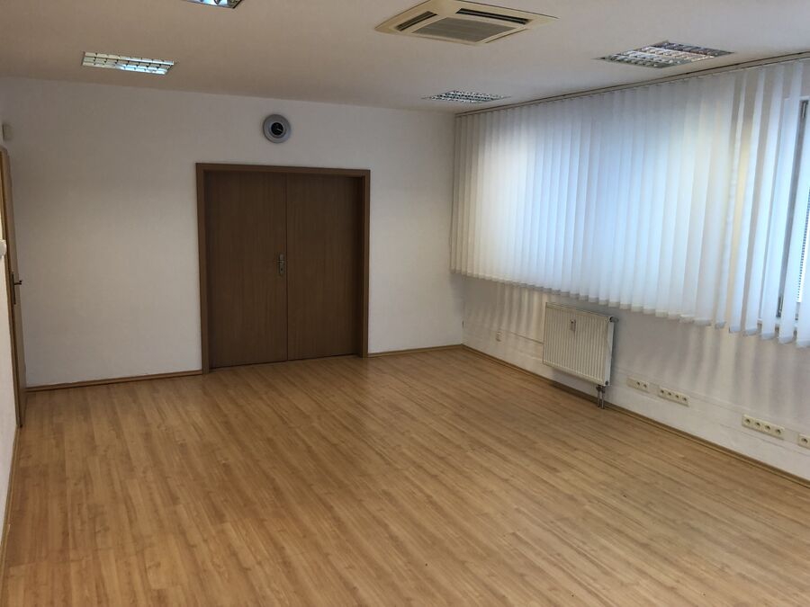 Interiér kancelárie na Černyševského